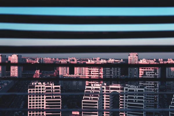 Vista superior de la ciudad a través de las persianas . — Foto de Stock