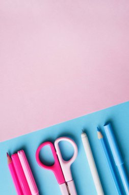 İki renkli arka planda çeşitli kırtasiye.