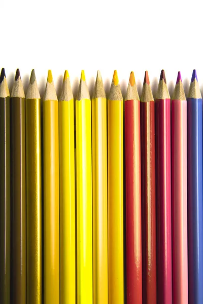 Краски. Красочные карандаши на белом фоне . — стоковое фото