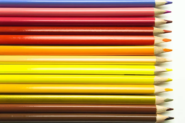 Краски. Красочные карандаши на белом фоне . — стоковое фото