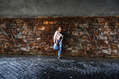 Kız taş duvarın yanında