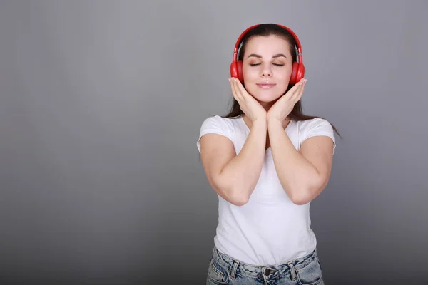 Kız kulaklıklar üzerinde müzik listesi