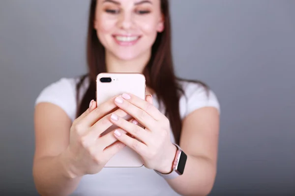 kız telefonu izliyor