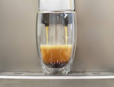 kahve makinesi üzerinde bir bardak kahve doldurma