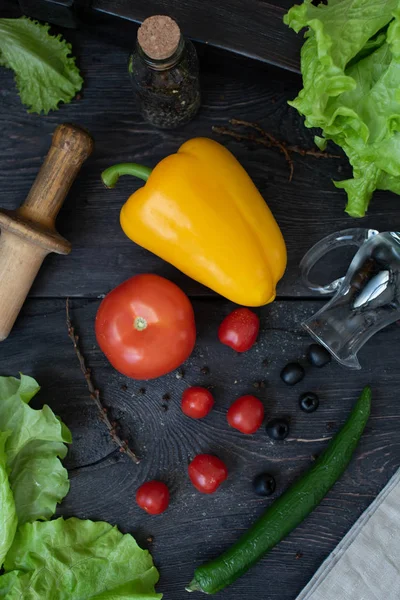 Legumes Frescos Para Fazer Salada Fundo Escuro Tomate Pimenta Verduras — Fotografia de Stock