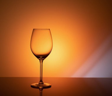 boş cam kadehi turuncu zemin üzerine