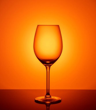 boş cam kadehi turuncu zemin üzerine