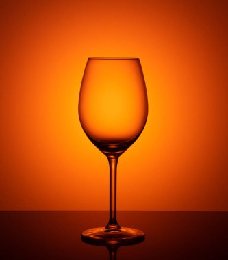 boş cam kadehi turuncu zemin üzerine