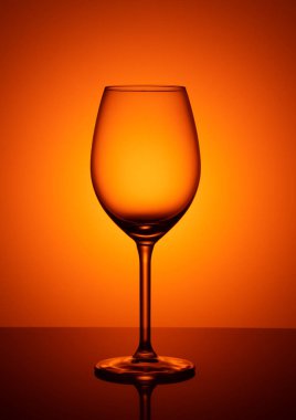 boş cam kadehi turuncu zemin üzerine