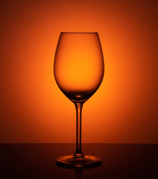 Порожня скляна чаша на помаранчевому фоні — стокове фото