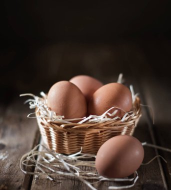 rustik bir tabloda bir hasır sepet yumurta