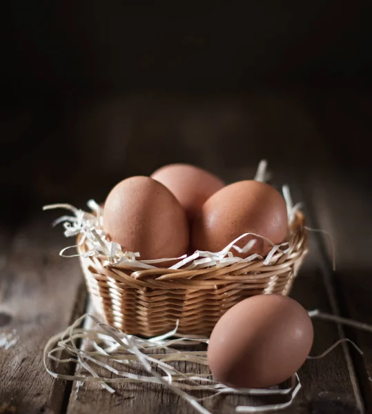 rustik bir tabloda bir hasır sepet yumurta