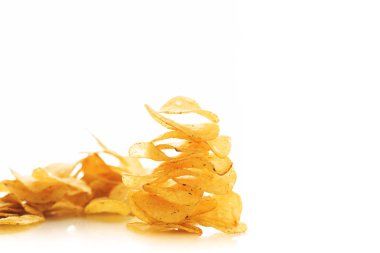 patates cipsi beyaz arka plan üzerinde dağınık izole