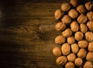 Ceviz ahşap bir masa üzerinde dağınık