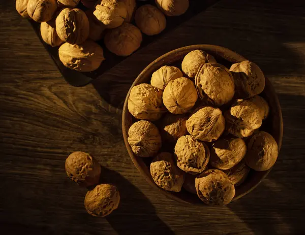 Орехи в чаше лежат на деревянном столе — стоковое фото