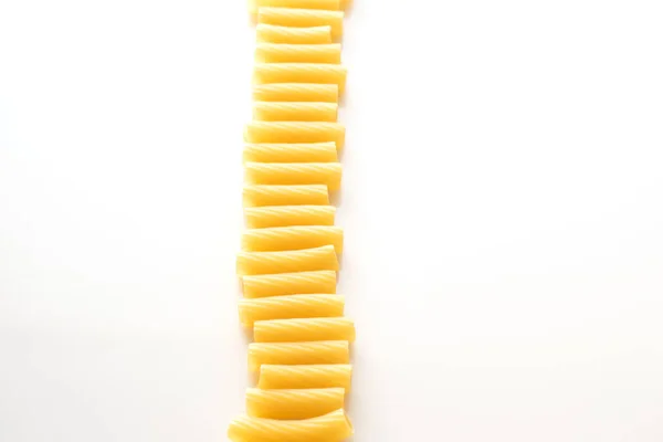 Pasta op een witte achtergrond bovenaanzicht — Stockfoto