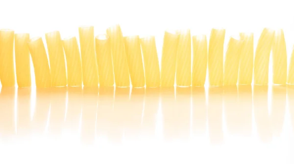 Pasta op een witte achtergrond bovenaanzicht — Stockfoto