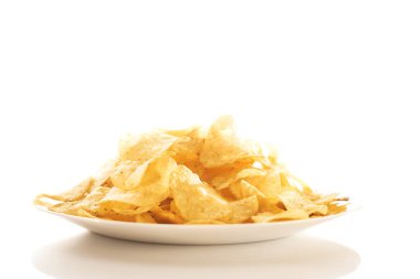 Beyaz bir tabak patates cipsi