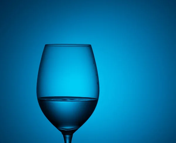 Склянка Води Стоїть Акриловому Склі Синьому Фоні — стокове фото