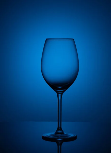Порожній Келих Вина Стоїть Акриловому Склі Синьому Фоні Концепція Блакитного — стокове фото