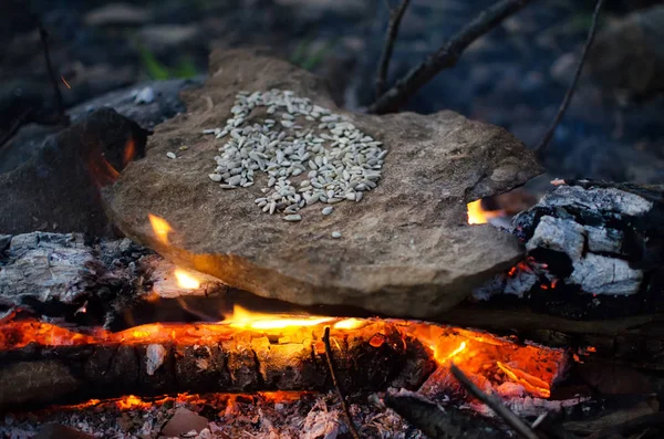 Cooking on a fire — Stock Photo, Image