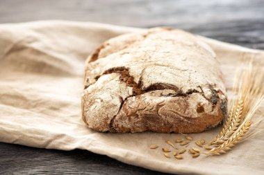 ev yapımı ekmek ahşap bir masanın üzerinde yatıyor