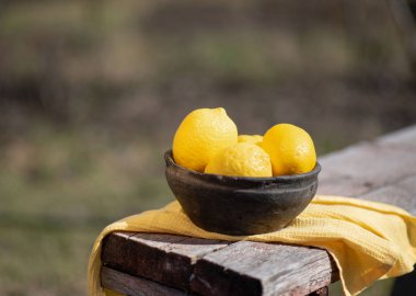 açık havada bir kapta limon