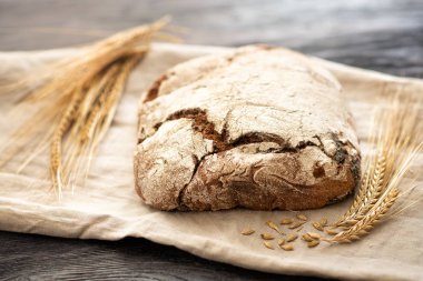 ev yapımı ekmek ahşap bir masanın üzerinde yatıyor