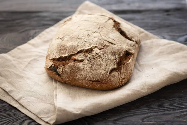 Pão caseiro está deitado em uma mesa de madeira — Fotografia de Stock