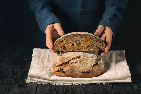 Pão caseiro nas mãos. Pão é dividido em duas partes — Fotografia de Stock