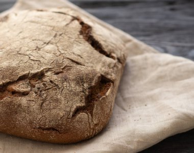 ev yapımı ekmek ahşap bir masanın üzerinde yatıyor