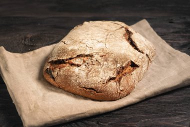 ev yapımı ekmek ahşap bir masanın üzerinde yatıyor