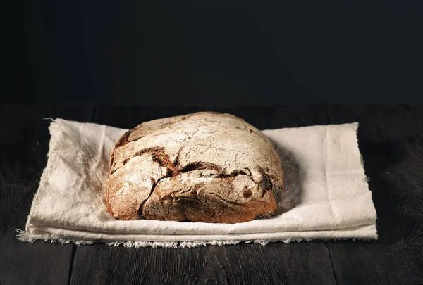 Zelfgebakken brood ligt op een houten tafel — Stockfoto