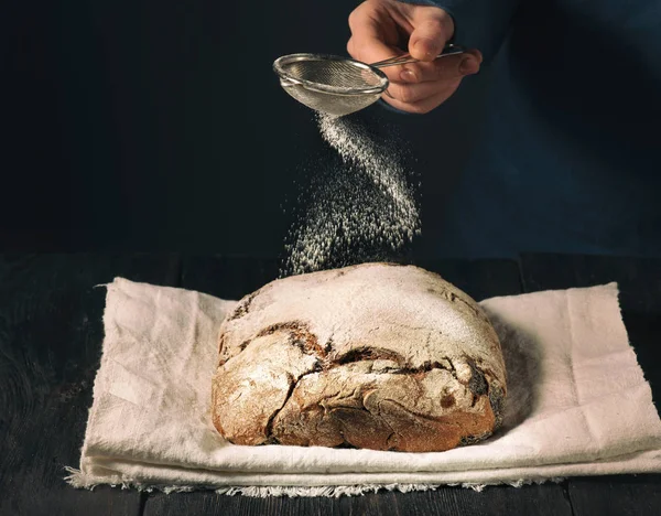Pão caseiro polvilhado com farinha — Fotografia de Stock