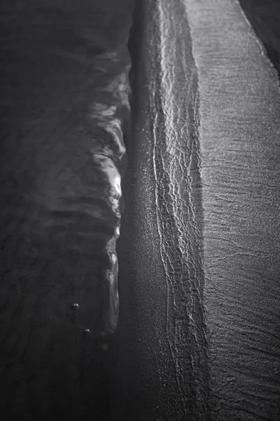Wyspa piasku w wodzie — Zdjęcie stockowe