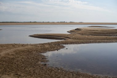 Kum plajı. kavisli kıyı şeridi