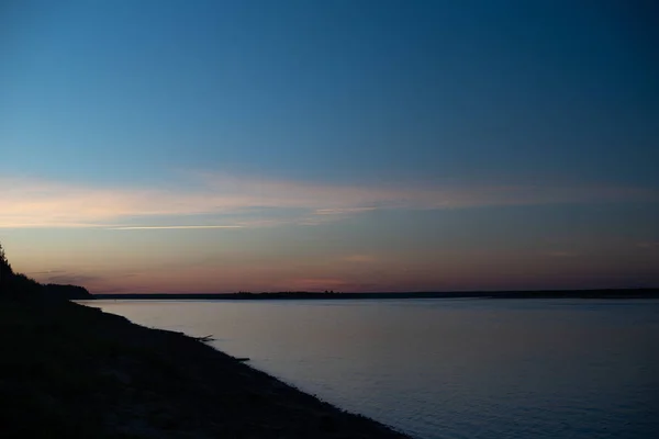 Sonnenuntergang am Fluss. Sommerlandschaft. Picknick — Stockfoto