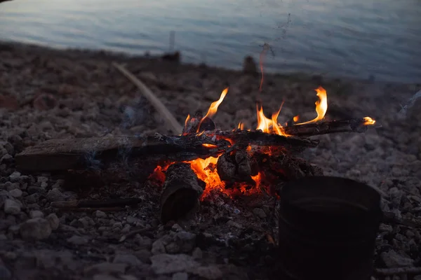 Camping. bonfire on the beach. — Stock Photo, Image