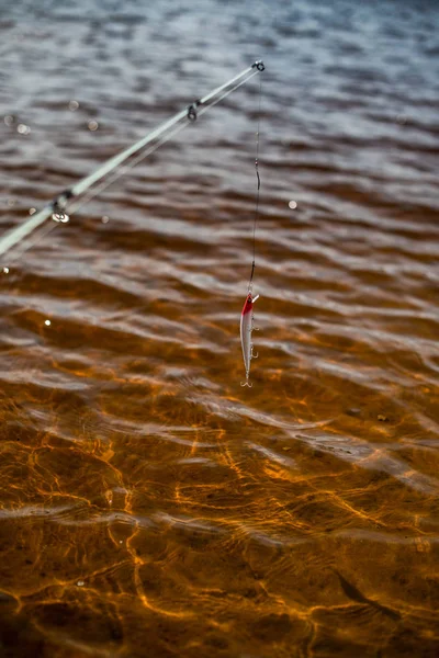 Attrezzatura da pesca per la pesca sullo sfondo dell'acqua — Foto Stock