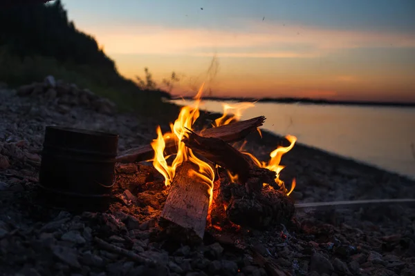 Camping. cooking on a campfire in the open air — Stock Photo, Image