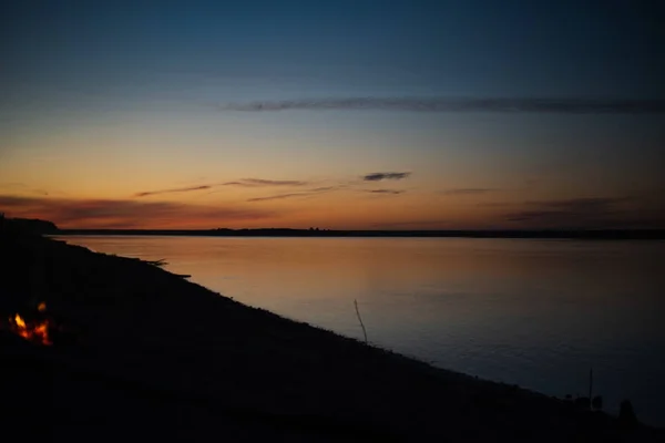 강에 일몰. 여름 풍경입니다. 피크닉 — 스톡 사진