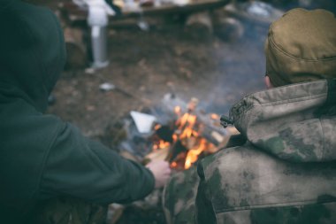 Kamp. açık havada bir kamp ateşinde pişirme