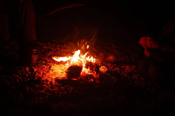 Kochen am Lagerfeuer im Freien — Stockfoto