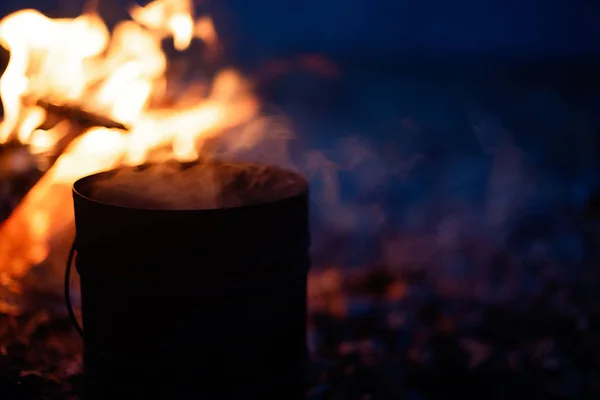 Cooking on a campfire in the open air — Stock Photo, Image