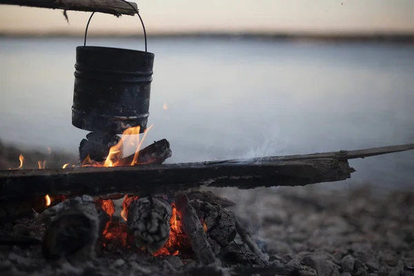 Cooking on a campfire in the open air — Stock Photo, Image