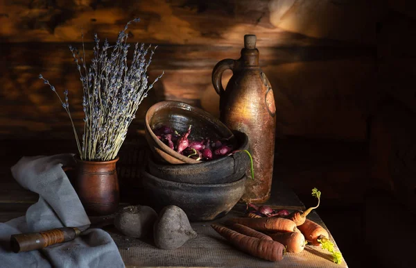 Bir köy kulübesinde natürmort. sabah güneşinde masada eski seramik yemekler ve sebzeler — Stok fotoğraf