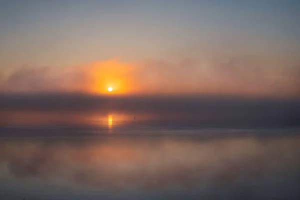 Kuzey Dvina'da gün doğumu. nehir üzerinde sabah sis — Stok fotoğraf