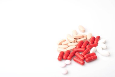tıbbi kırmızı ve beyaz haplar ve ilaç ile kapsüller beyaz bir arka plan üzerinde