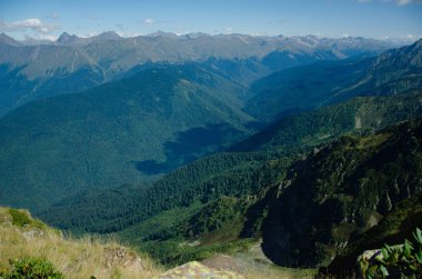 manzara, yeşillik ile kaplı dağlar. Batı Kafkasya, Soçi