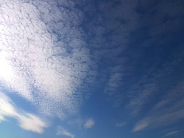 Weiße Wolken vor blauem Himmel — Stockfoto